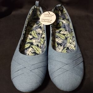 NWT - Cushioned comfort - Blue slip-ons - Size 9